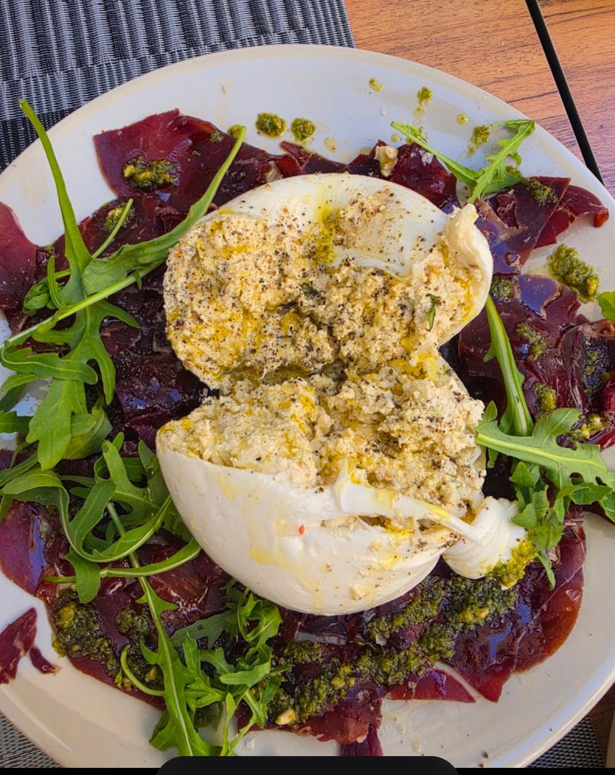 Cecina de León con burrata de pistacho, pesto y rúcula